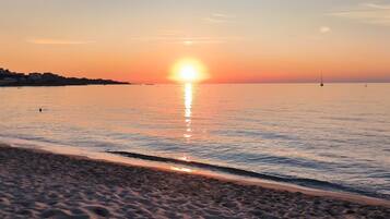 Sulla spiaggia, lettini da mare