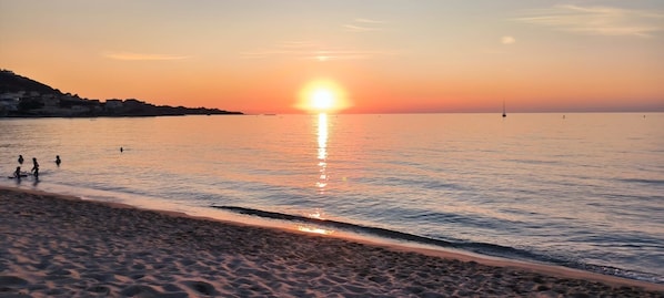 På stranden og solsenger
