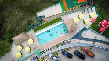 2 outdoor pools