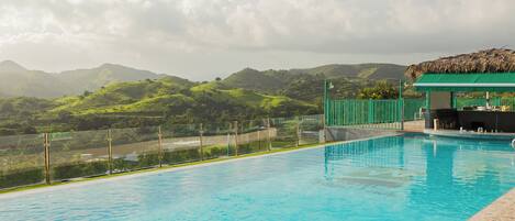 2 piscines a l'aire lliure