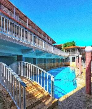 2 outdoor pools