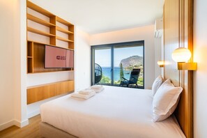 2 bedrooms, desk, Internet, bed sheets