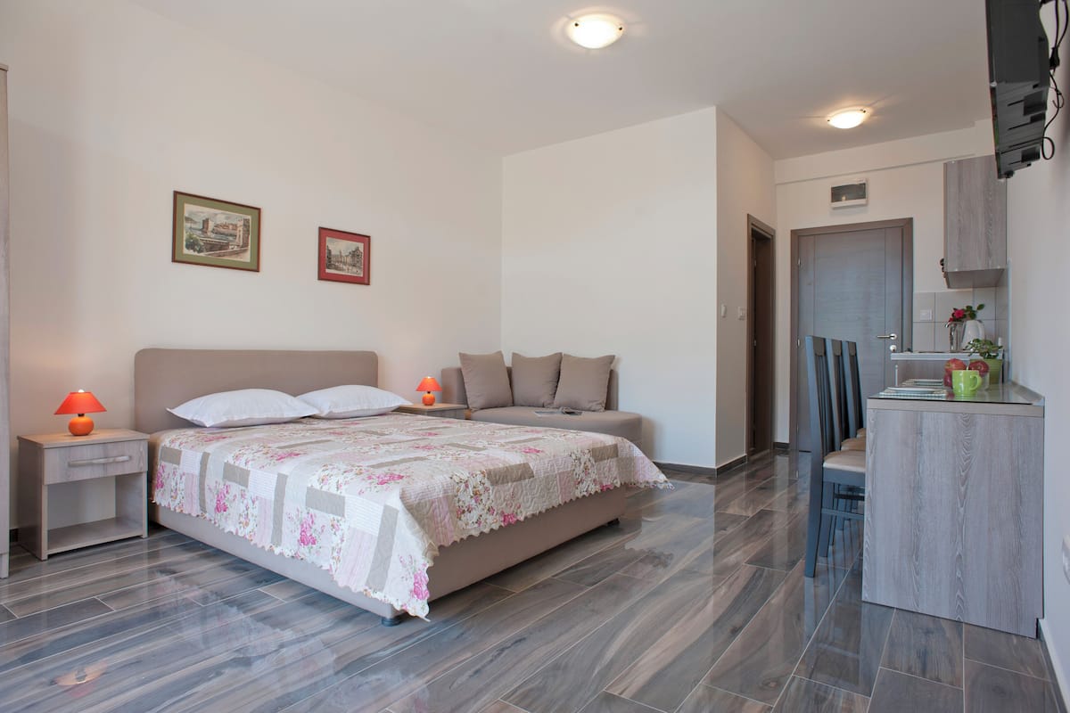 Caja de seguridad en la habitación y escritorio