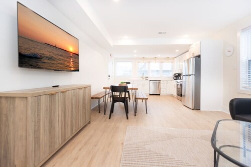 3 BDR Renovated Condo | The Beach->1 block!