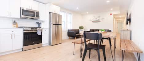 Refrigerador, microondas, horno, placa de cocina