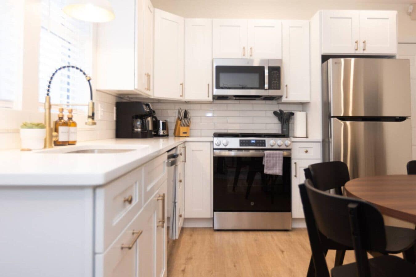 Réfrigérateur, four, lave-vaisselle, cafetière/bouilloire