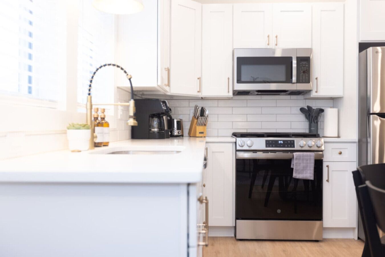 Kjøleskap, ovn, oppvaskmaskin og kaffetrakter/tekoker