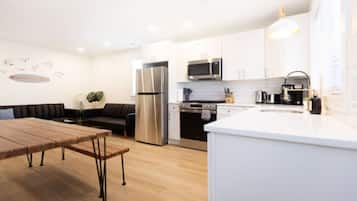 Geladeira, micro-ondas, fogão, cooktop