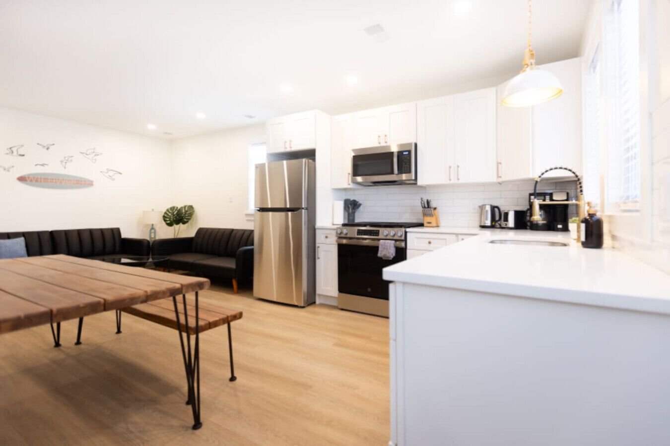 冷蔵庫、電子レンジ、オーブン、コンロ