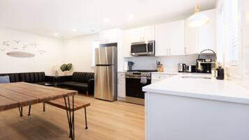 Frigorifero, microonde, forno, piano cottura