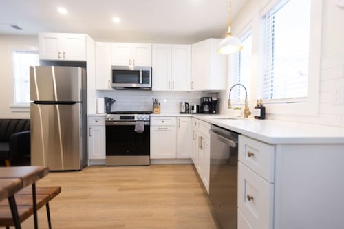 Awesome 3 bdr,1 bath condo,1fl,2min walk to beach