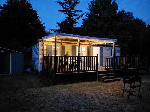 Spacieux mobilhome avec terrasse et vue sur le lac, idéal pour familles.