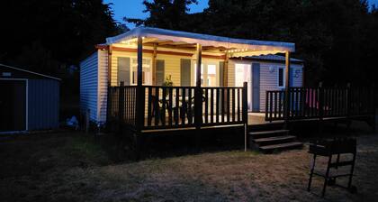 Spacieux mobilhome avec terrasse et vue sur le lac, idéal pour familles.