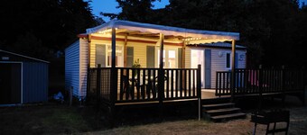 Spacious mobile home with terrace and lake view, ideal for families.