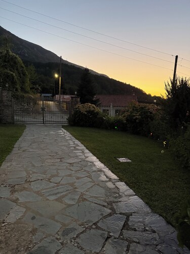 Brilliant 1-bedroom apartment in Manteio and a living room with fireplace