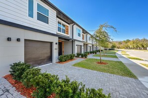 Exterior - Incredible 4BD home with Pool and BBQ near Disney Fun (Kissimmee)