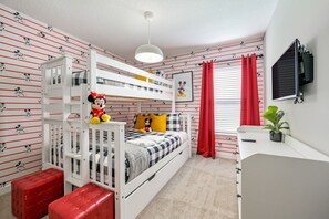 4 habitaciones, escritorio y tabla de planchar con plancha 