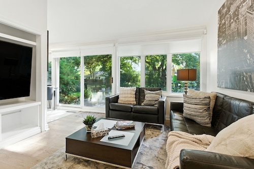 6 Bedroom Ranch Bungalow in Port Credit.