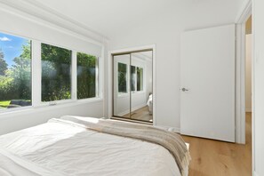 6 slaapkamers, een strijkplank/strijkijzer, wifi, beddengoed