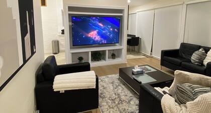 6 Bedroom Ranch Bungalow in Port Credit.