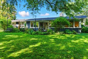 Exterior - 6 Bedroom Ranch Bungalow in Port Credit. (Mississauga)