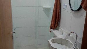 تجهيزات دش، مناشف، صابون، ورق حمّام