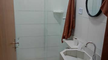 Douche, serviettes fournies, savon, papier toilette