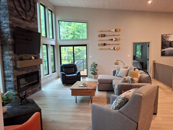 Smart-TV, Kamin, Tischfußball, Bücher