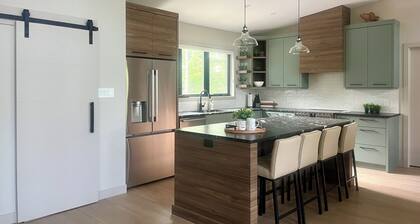 Newly constructed beautiful modern 4 bedroom, 3.5 bathroom lakehouse in Mactier