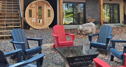 Newly constructed beautiful modern 4 bedroom, 3.5 bathroom lakehouse in Mactier