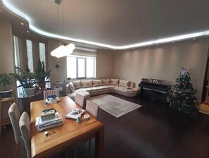 Living area - Apartment with beautiful city view (Bakı)