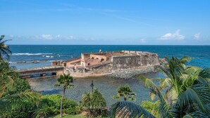 A coastal fort with a clear view of the ocean, surrounded by palm trees and greenery. - Lagoon407-bl in San Juan (San Juan)