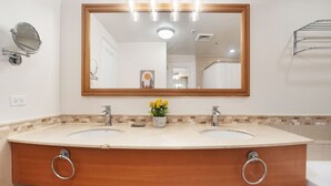 A bathroom with two sinks, a large mirror, and a towel rack. - Lagoon407-bl in San Juan (San Juan)