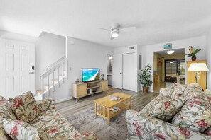 Living area - Cozy Townhouse Centrally Located on the Island (Marco Island)