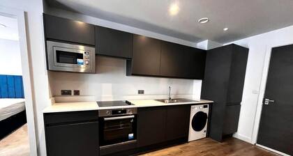 Modern 2BR flat with Gym & Views
5 mins walk to Manchester City center