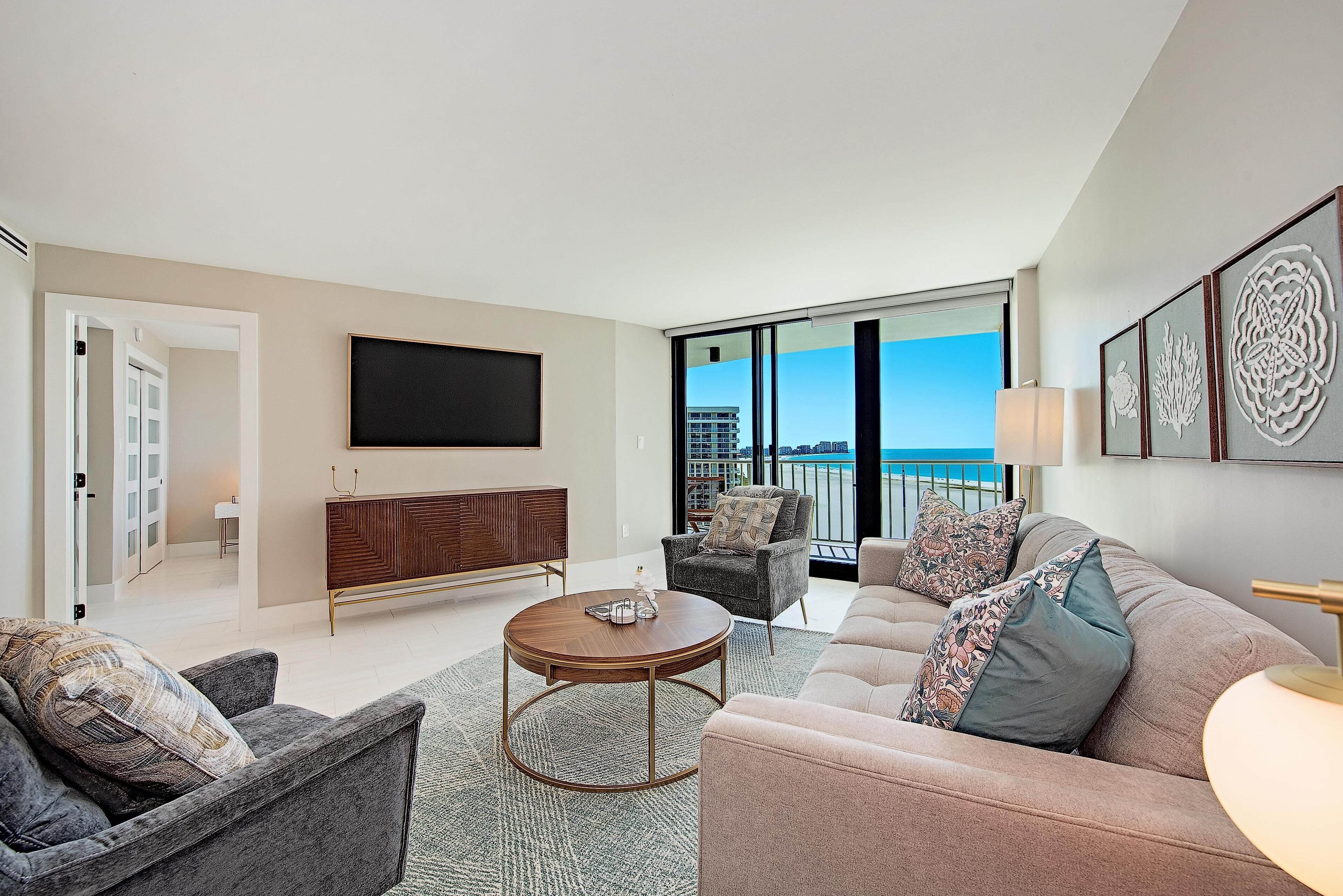 公寓客房, 多張床 (Coastal modern beachfront condo with ) | 起居區