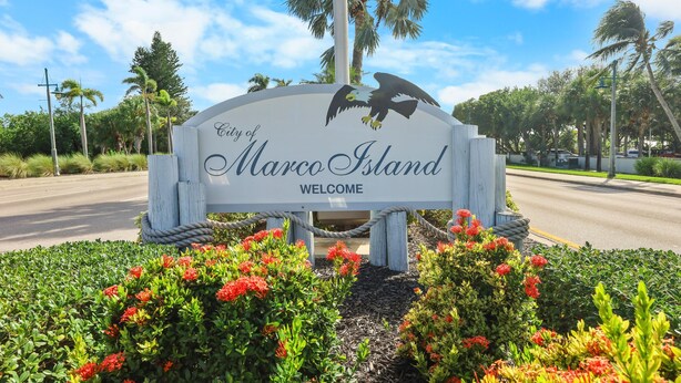 Un panneau d’accueil pour la ville de Marco Island, orné d’un motif représentant un aigle.