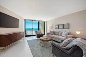 Condo, nhiều giường (Coastal modern beachfront condo with ) | Khu phòng khách