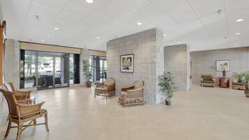 Condo, várias camas (Coastal modern beachfront condo with ) | Saguão