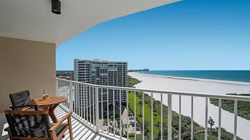 Condo, várias camas (Coastal modern beachfront condo with ) | Opções para refeição ao ar livre