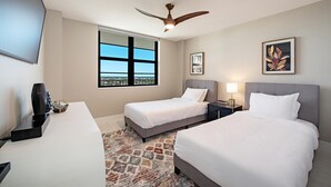 Appart'hôtel, plusieurs lits (Coastal modern beachfront condo with )