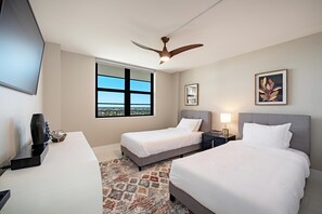 Condo, nhiều giường (Coastal modern beachfront condo with ) | 2 phòng ngủ 