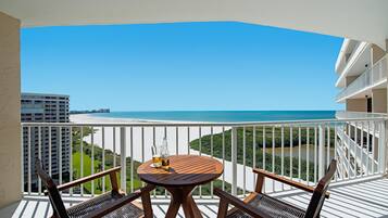 Condo, várias camas (Coastal modern beachfront condo with ) | Opções para refeição ao ar livre