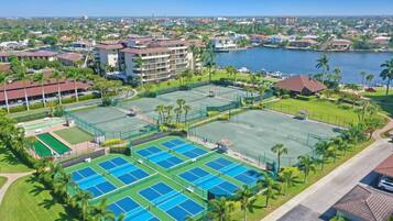 Condo, várias camas (Coastal modern beachfront condo with ) | Campo esportivo