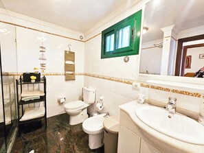 Douche, sèche-cheveux, bidet, serviettes fournies