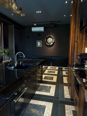 Mikrowelle, Ofen, Herdplatte, Geschirrspüler