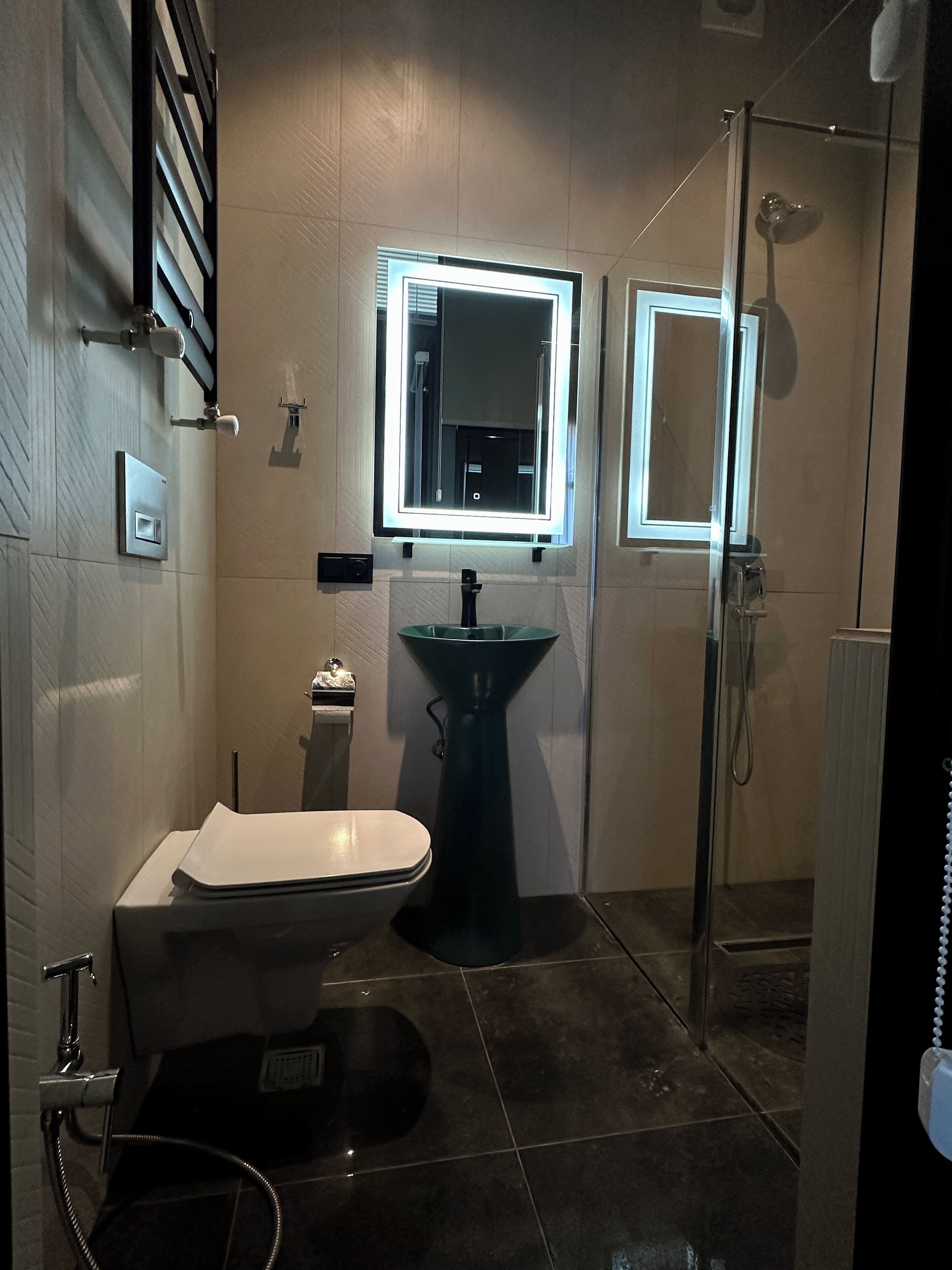 Regadera, tina de hidromasaje, secadora de cabello, bidet 