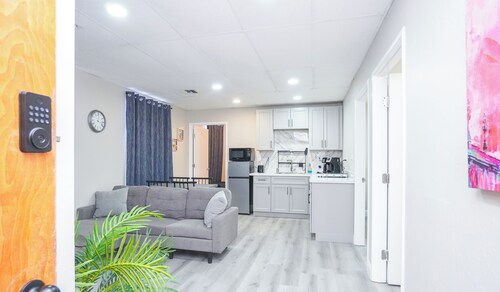 Modern & Comfortable Suite Near Downtown Concord