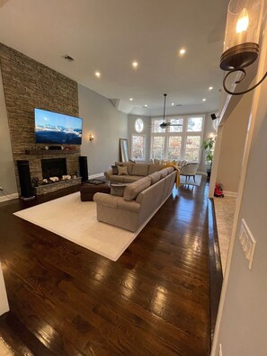 Living area - RYDER CUP Rental Don't Miss out! 15 mins from BETHPAGE BLACK.Large relaxing Home (Melville)