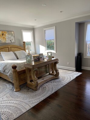 5 bedrooms, iron/ironing board, Internet, bed sheets
